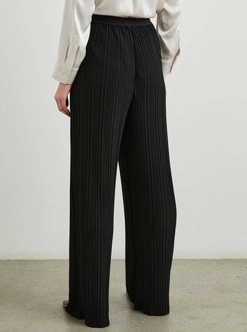 Liana Pant in Jet